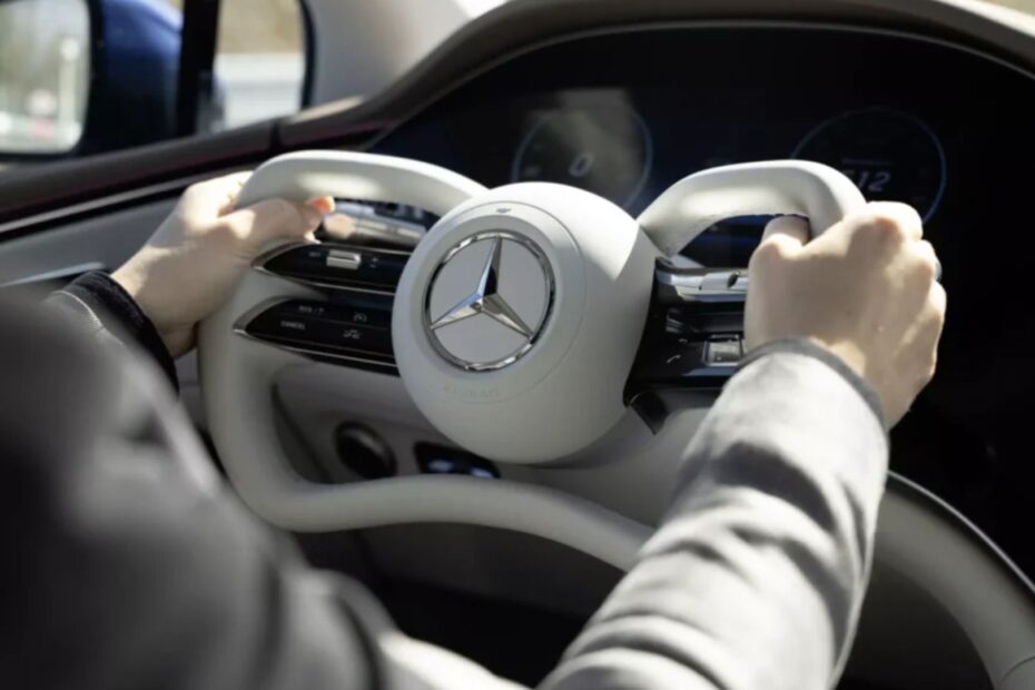 Volante chamado Yoke da Mercedes-Benz.