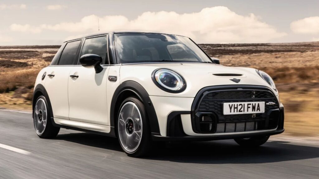 Mini cooper branco na estrada.