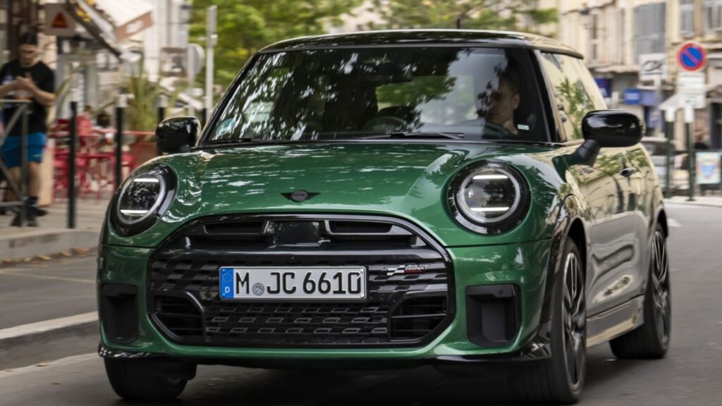 Mini cooper verde na estrada.