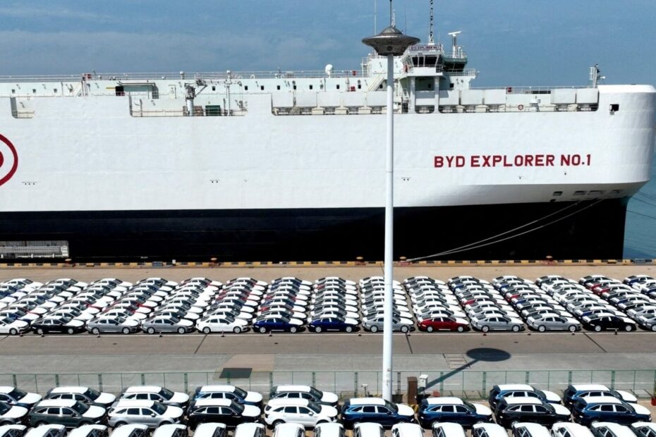 Navio elétrico desembarca vários carros elétricos.