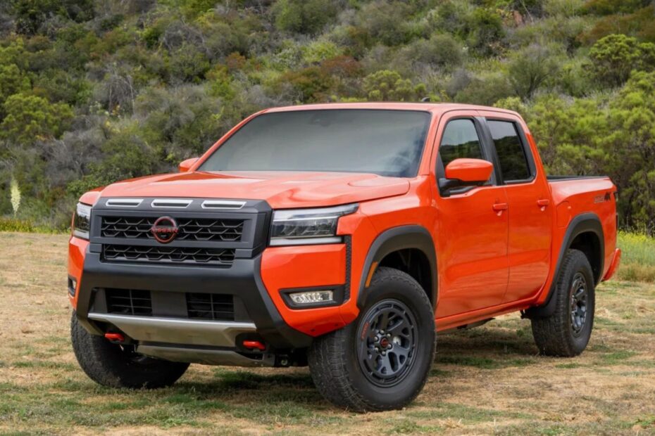 Nissan Frontier Híbrida laranja na diagonal.