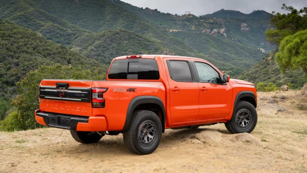 Traseira da Nissan Frontier Híbrida laranja.