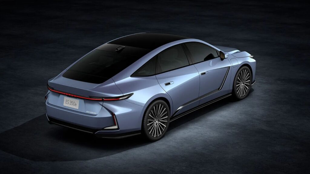 Traseira do Novo Lexus ES 2026 azul no fundo escuro.