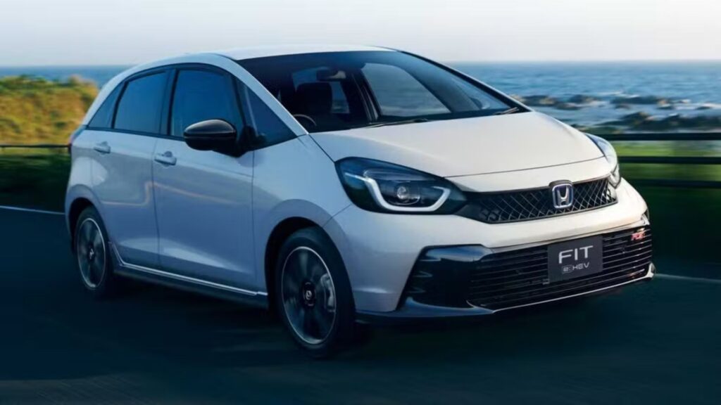 Novo Honda Fit branco na estrada.