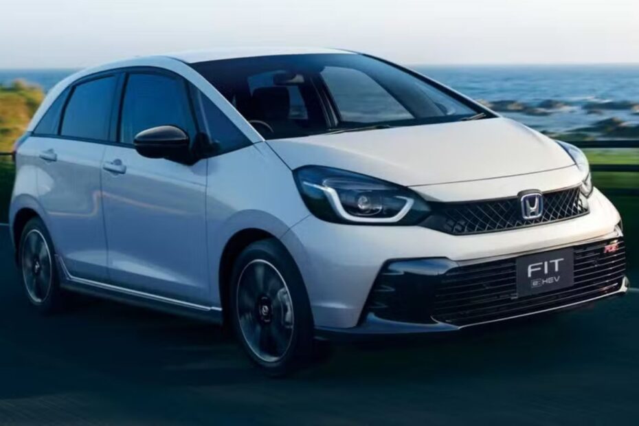 Novo Honda Fit branco na estrada.