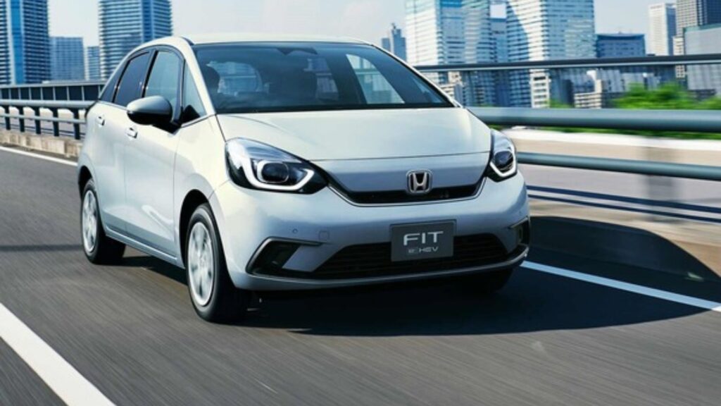 Honda Fit acelerando na estrada