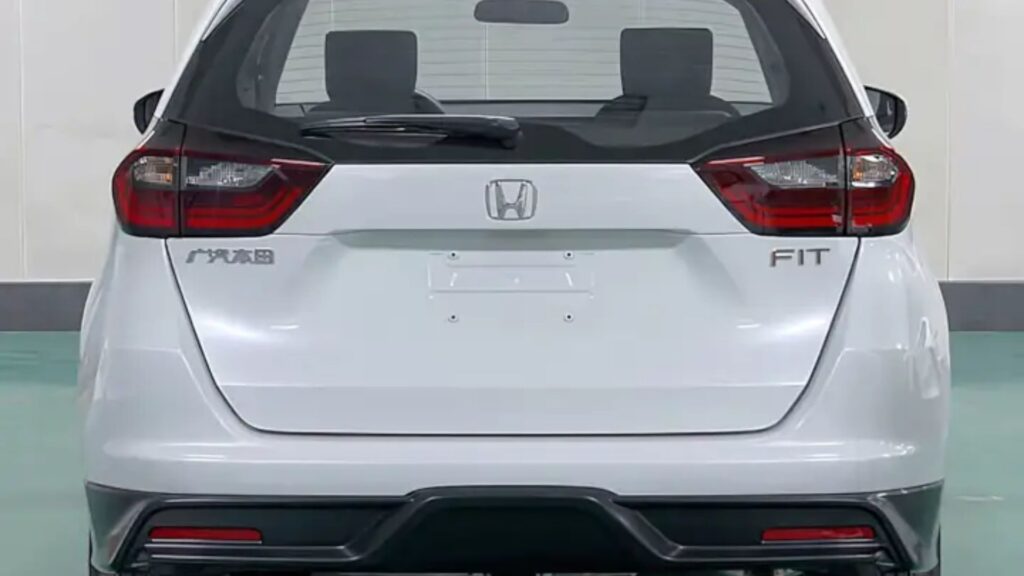 Traseira do Honda Fit branco no fundo branco.