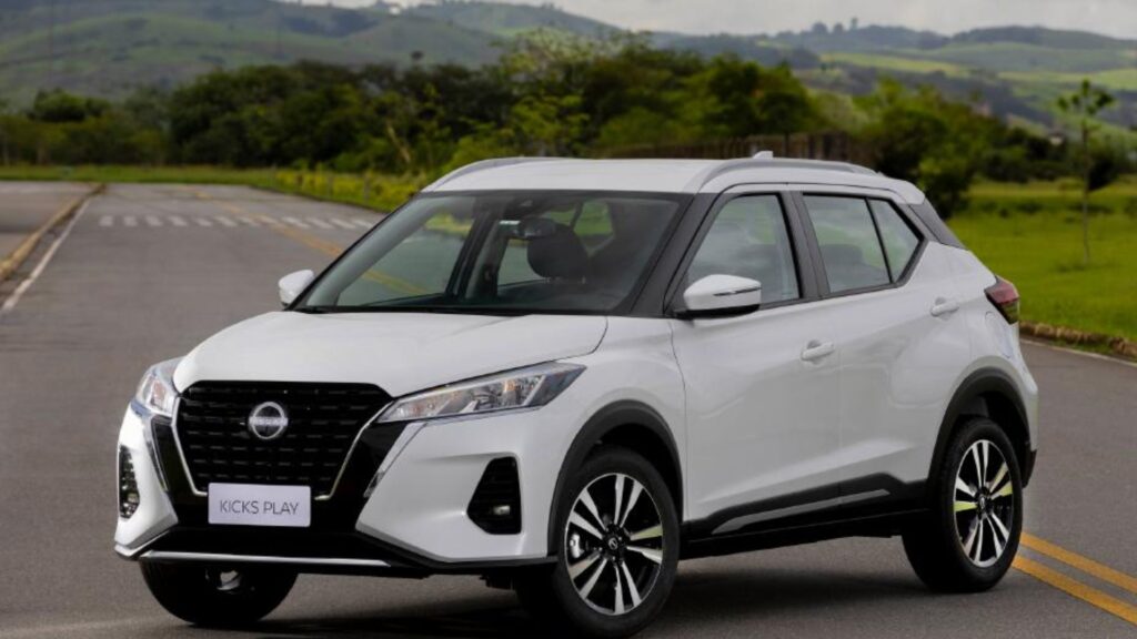 Nissan Kicks Play Active Plus branco parado na diagonal.