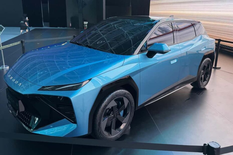 Omoda 3 2026 azul parado na diagonal.