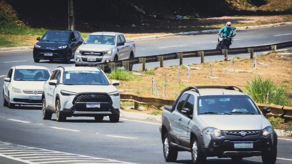 Carros na estrada que pagam ipva.
