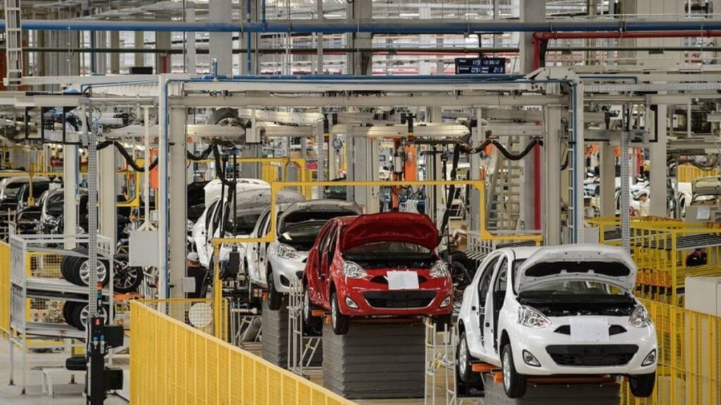 Veículos sendo fabricados.