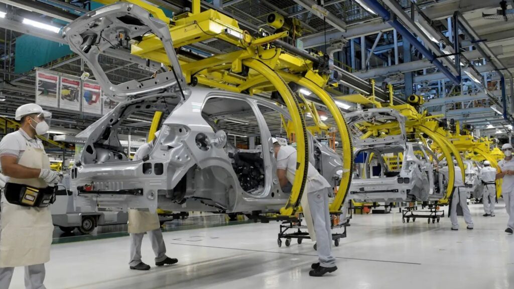 Carros sendo produzidos.