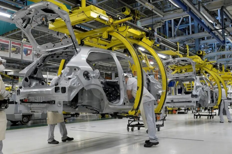 Carros sendo produzidos.