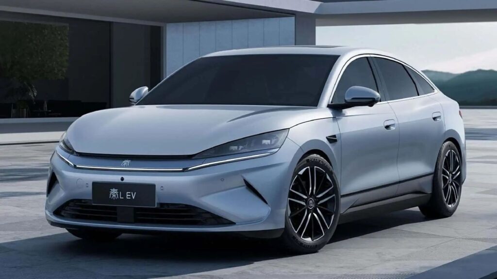 BYD Qin L EV prata parado na diagonal.
