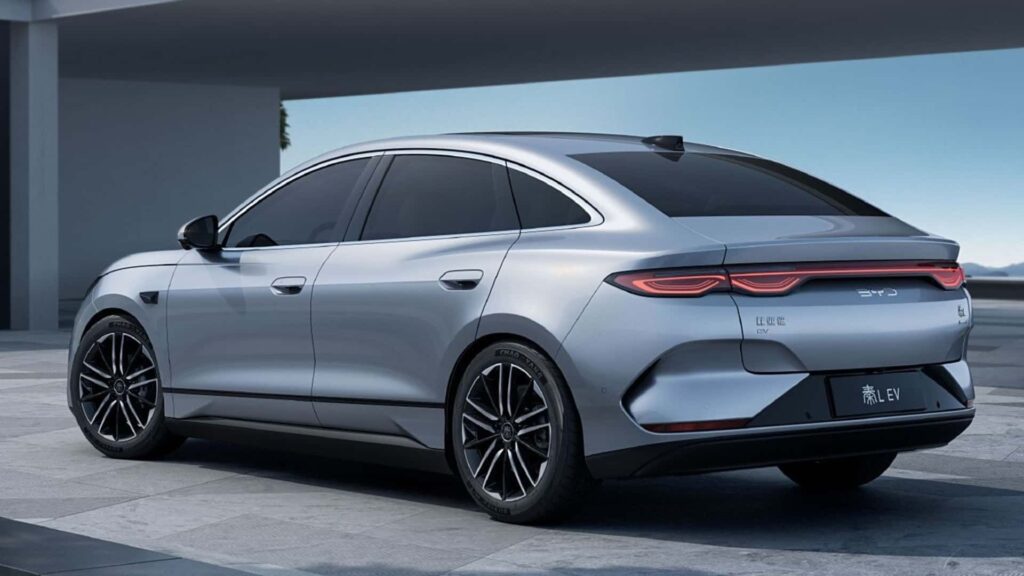 Lateral do BYD Qin L EV prata.