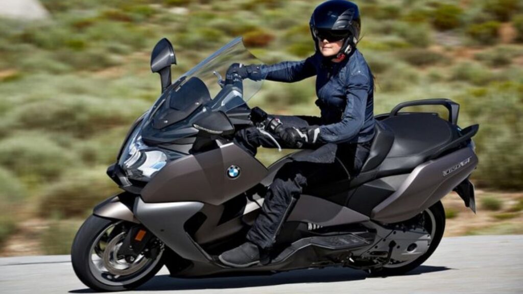 BMW C 650 GT marrom na estrada.