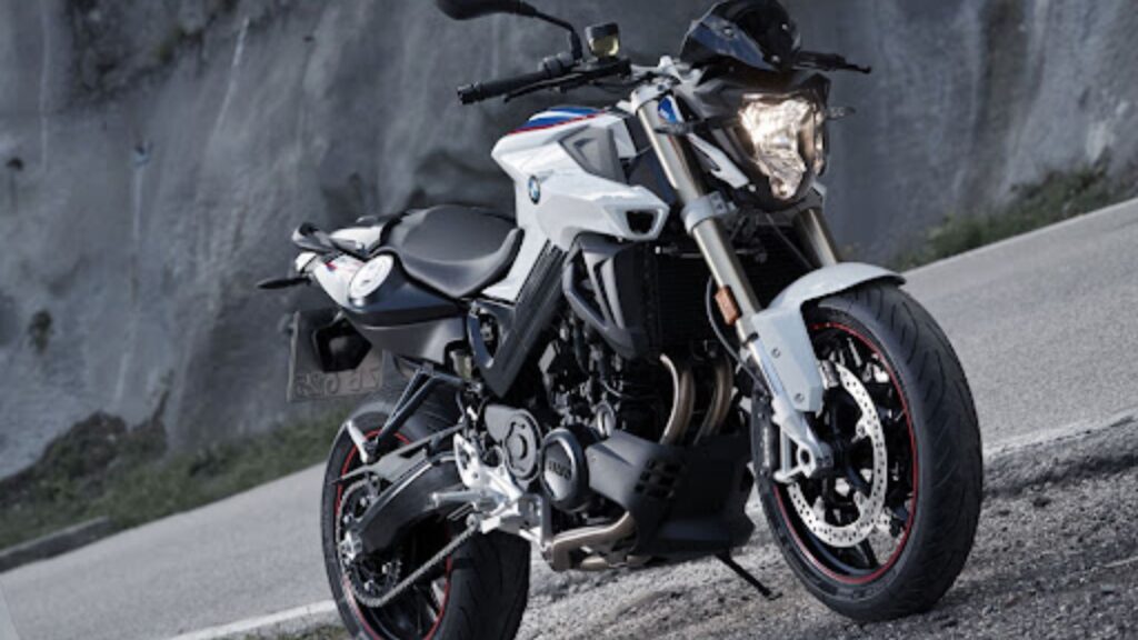 BMW F 800 R branca.
