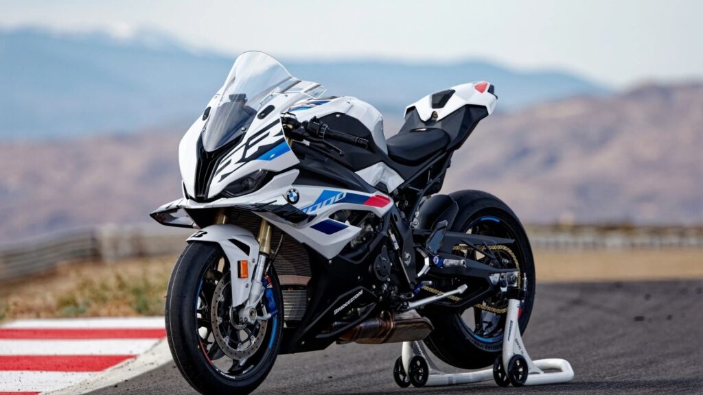 BMW S 1000 RR branca parada.