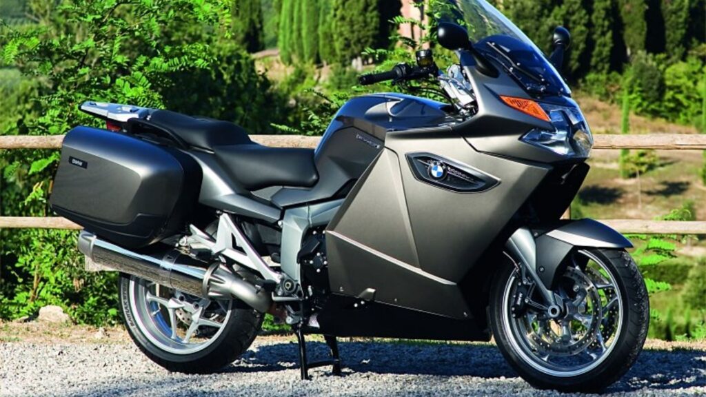 BMW K 1300 GT marrom na estrada.