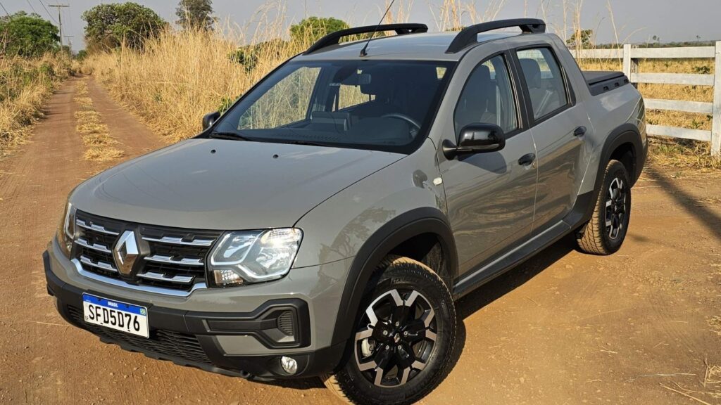 Renault Oroch cinza escuro na diagonal.