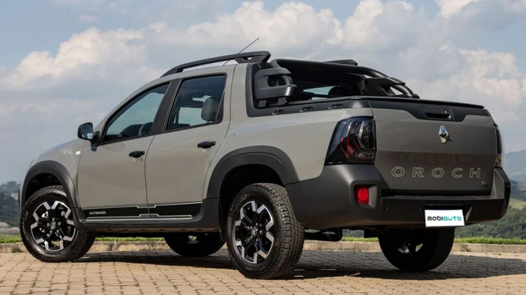 Traseira da Renault Oroch cinza escuro.