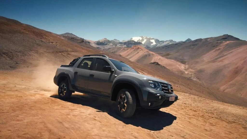 Renault Oroch cinza derrapando na terra.