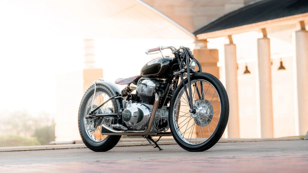 Super Meteor 650 na diagonal.