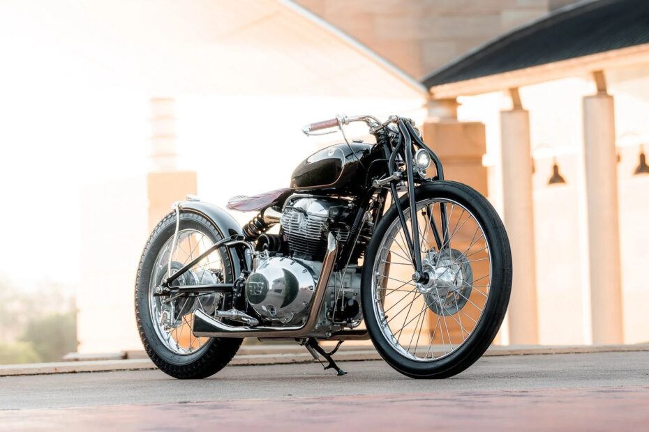 Super Meteor 650 na diagonal.