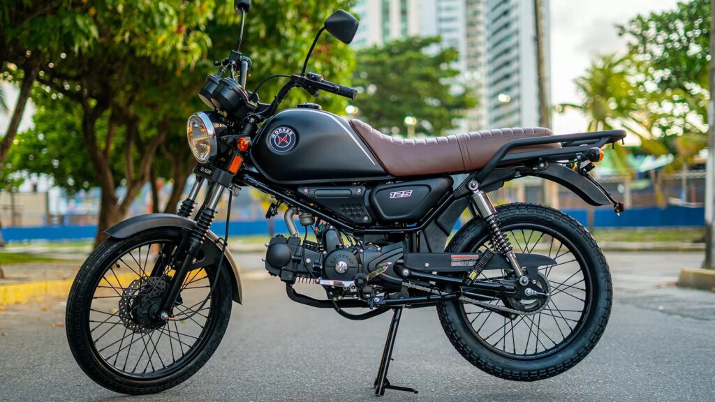 Shineray Worker 125 preta parada no meio da estrada.