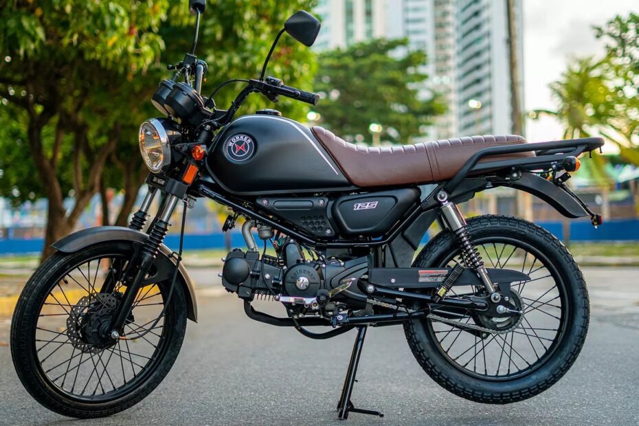 Shineray Worker 125 preta parada no meio da estrada.