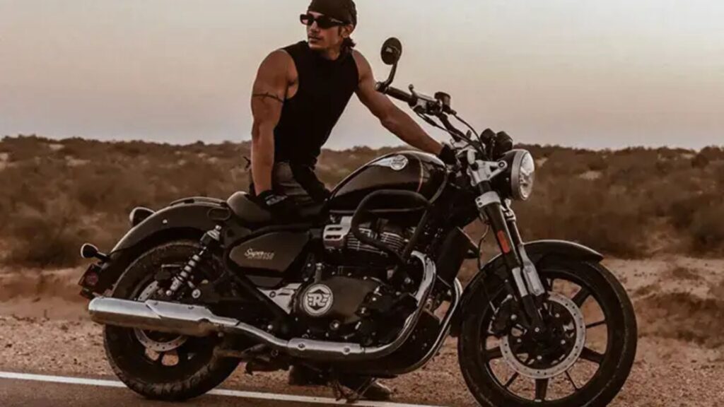 Super Meteor 650 preta com um motociclista em cima.