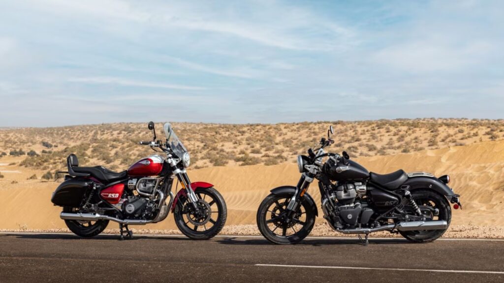 Super Meteor 650 vermelha e uma preta.