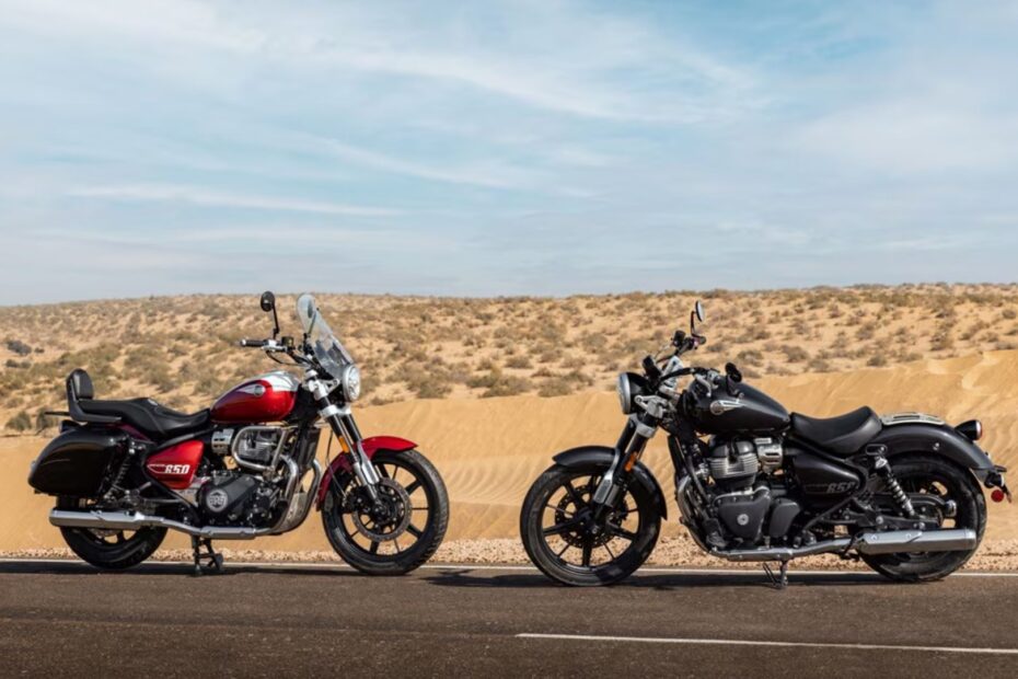 Super Meteor 650 vermelha e uma preta.