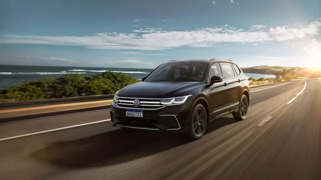 Volkswagen Tiguan Allspace preto na estrada.