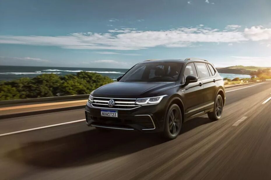 Volkswagen Tiguan Allspace preto na estrada.