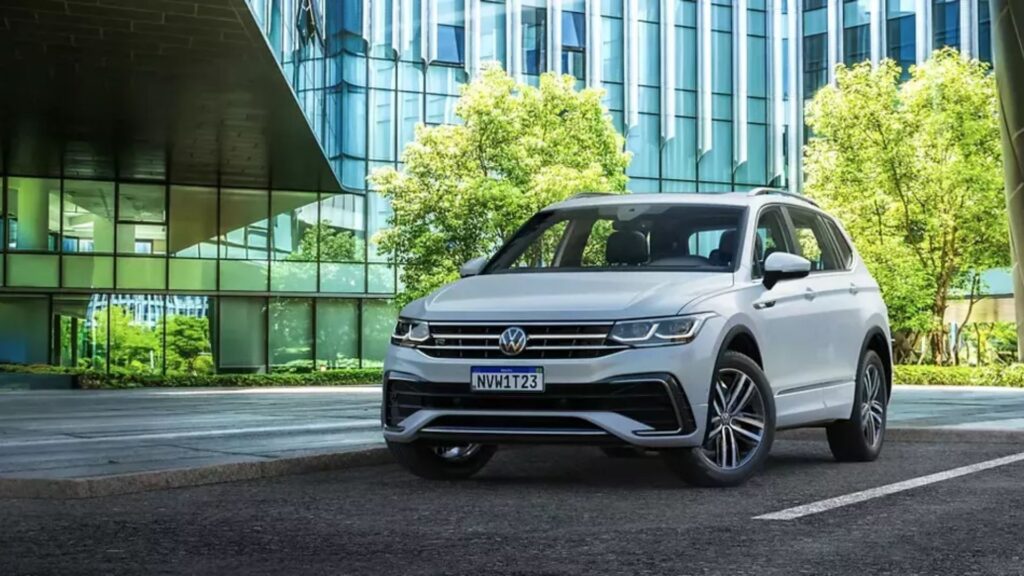 Volkswagen Tiguan Allspace branco parado na diagonal.