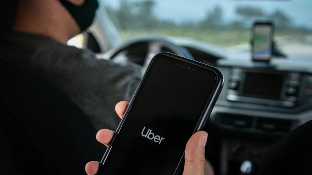 Celular com aplicativo da Uber.
