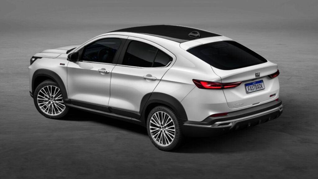 Fiat FastBack branco na diagonal um SUV para usar no Uber Black.
