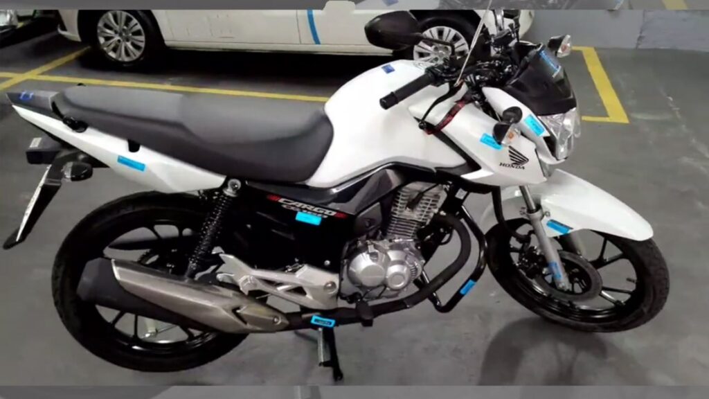 Moto branca com a vacina antifurto.