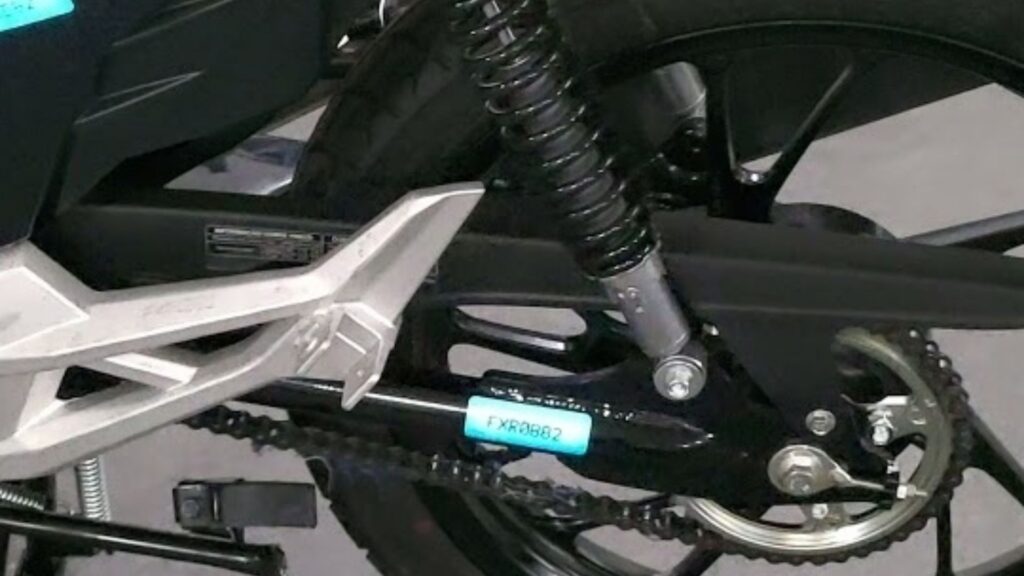 Moto com a vacina antifurto em sua traseira.