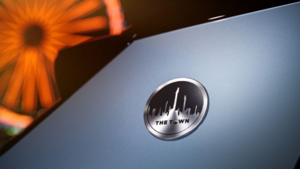 Logo do The Town no Tera Outfit The Town Edition.