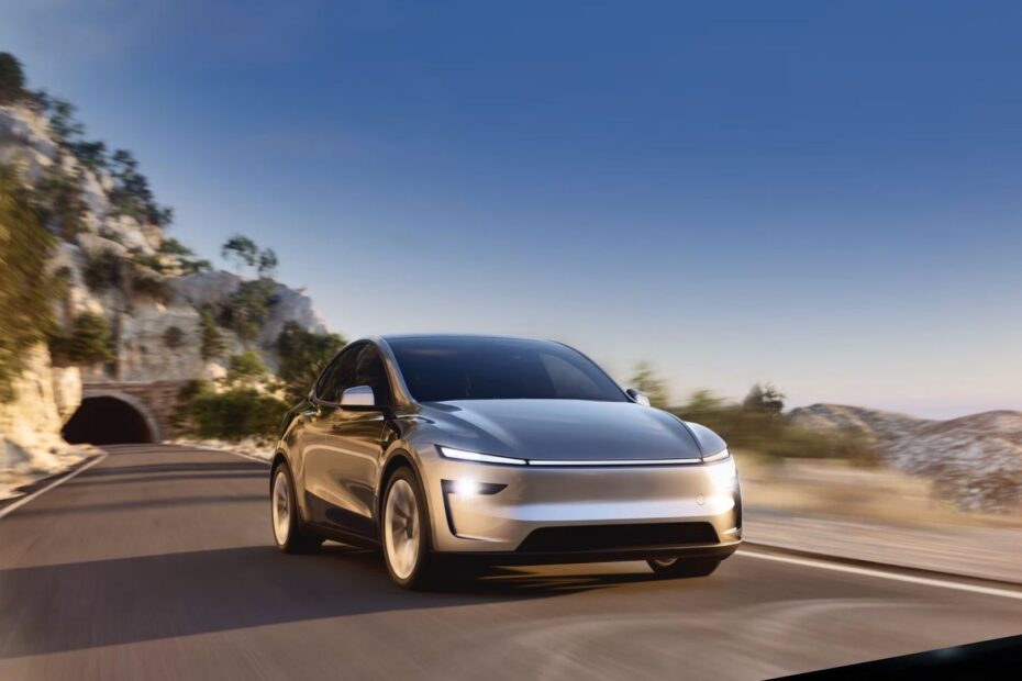 Tesla Model Y prata em movimento.