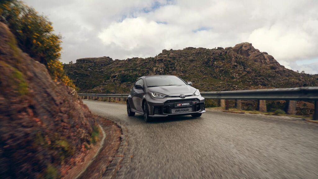 GR Yaris cinza escuro na estrada.