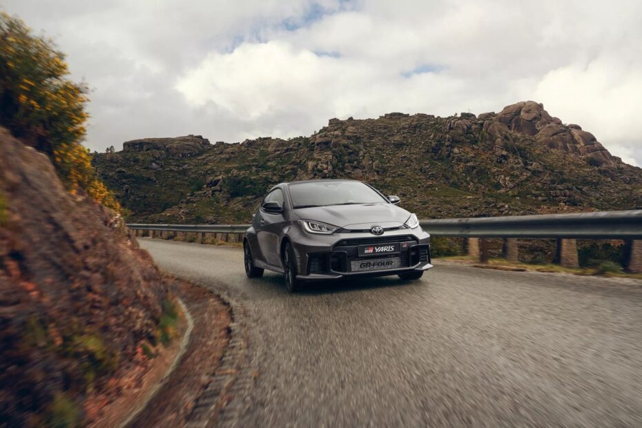 GR Yaris cinza escuro na estrada.