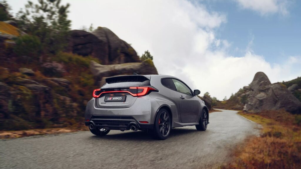 Traseira do GR Yaris cinza escuro.