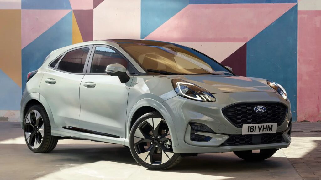 Ford Puma na diagonal é um dos carros mais vendidos do Reino Unido.