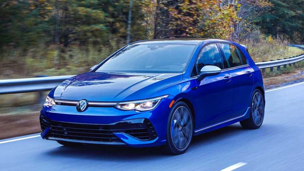 Volkswagen Golf azul na estrada.