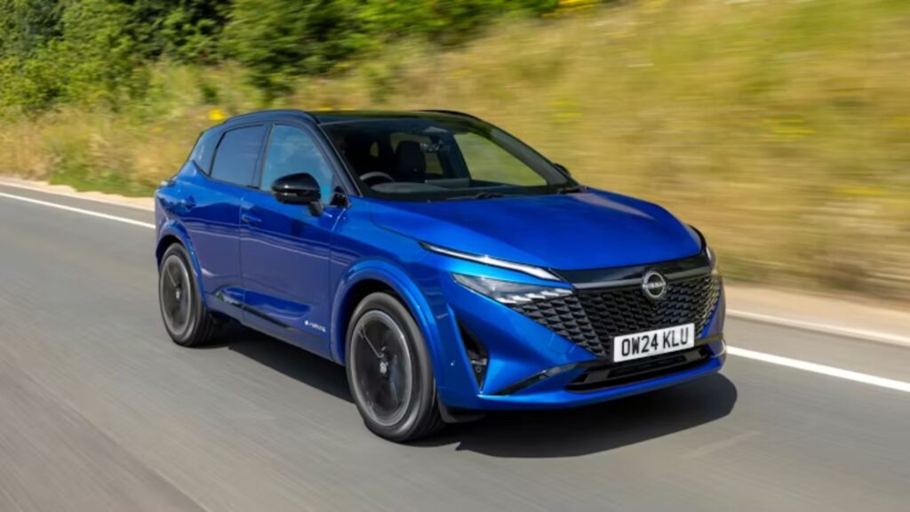 Nissan Qashqai azul na estrada.