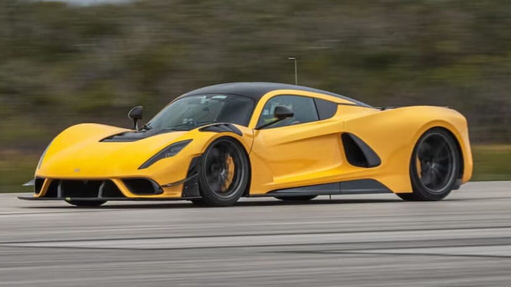 Venom F5 Evolution amarelo correndo em uma pista.
