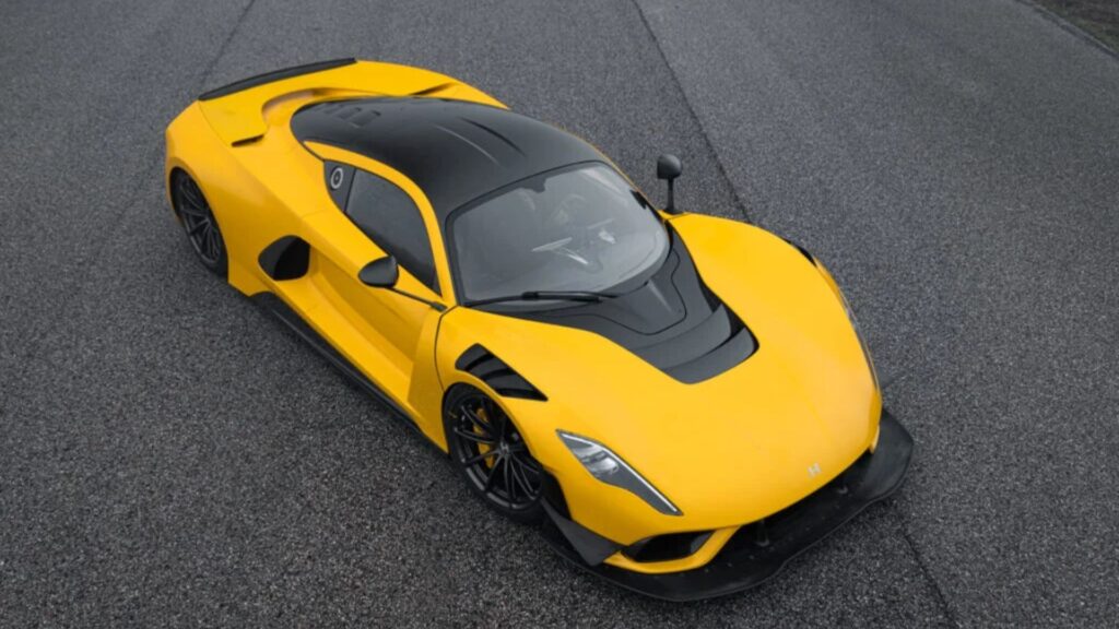 Venom F5 Evolution parado na diagonal.